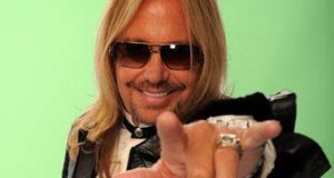 Vince-Neil-17792146796_xlarge.jpg