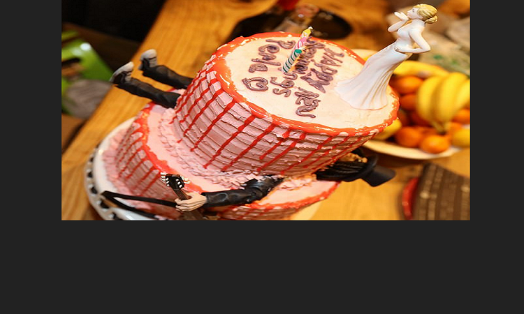 Slash_Frosty_Perla_even_had_a_special_cake_baked_for_the_occasion_F1
