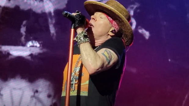 GAG N’ ROSES … Axl Rose battled Food Poisoning at Chicago concert says he was Barfing & Light Headed