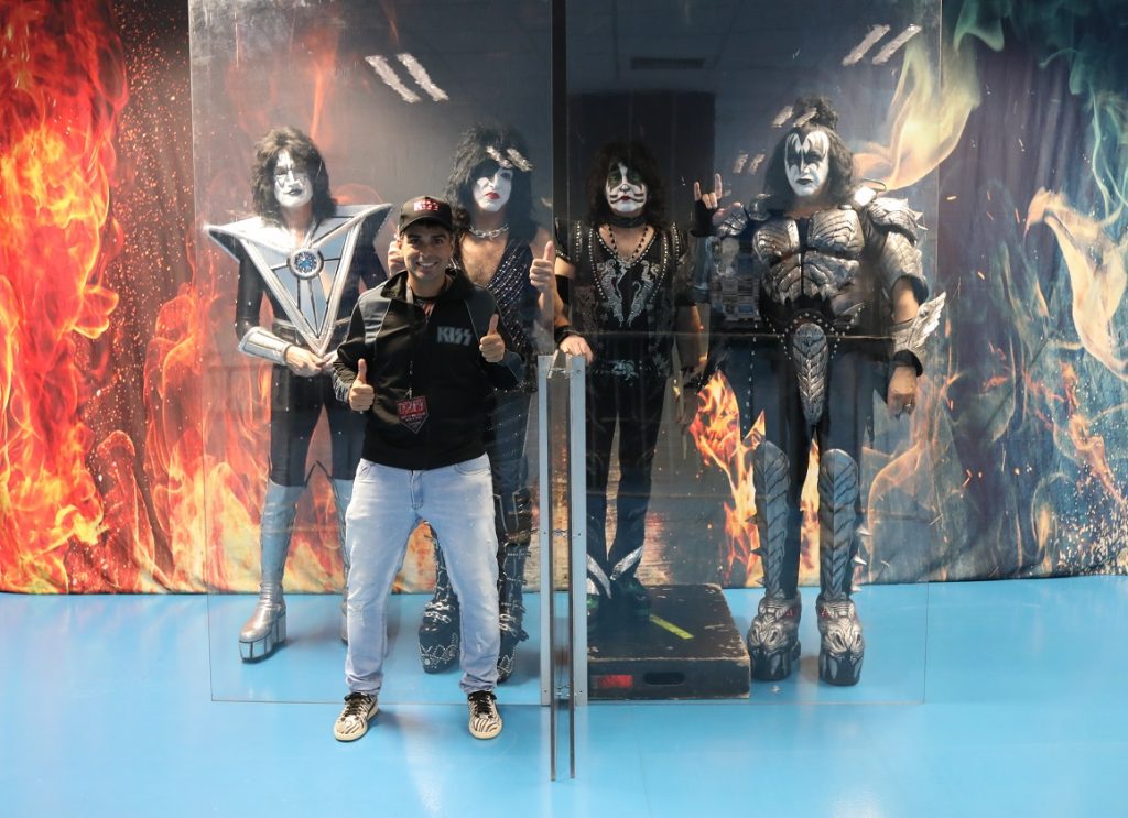 FISH TANK … The KISS Meet n’ Greet includes Photo with KISS as the band stands in Fish Tank / Zoo enclosure
